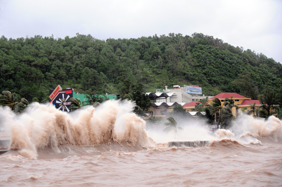 Sixth storm destroys Hai Phong city coasts, one missing